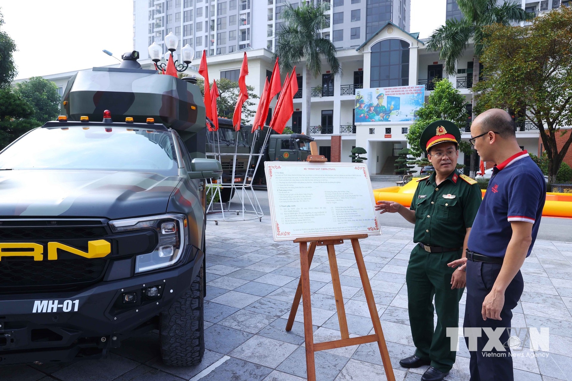 Các đại biểu tham quan khu trưng bày các sản phẩm máy móc, thiết bị tại hội thảo. (Ảnh: Văn Điệp/TTXVN)